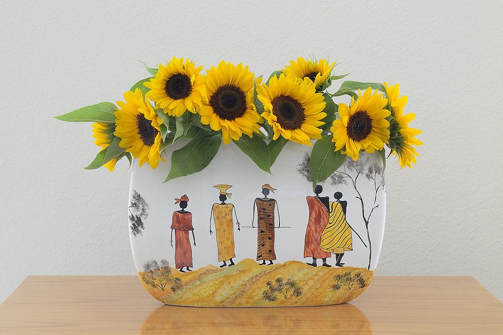 Afrika-Vase mit Sonnenblumen